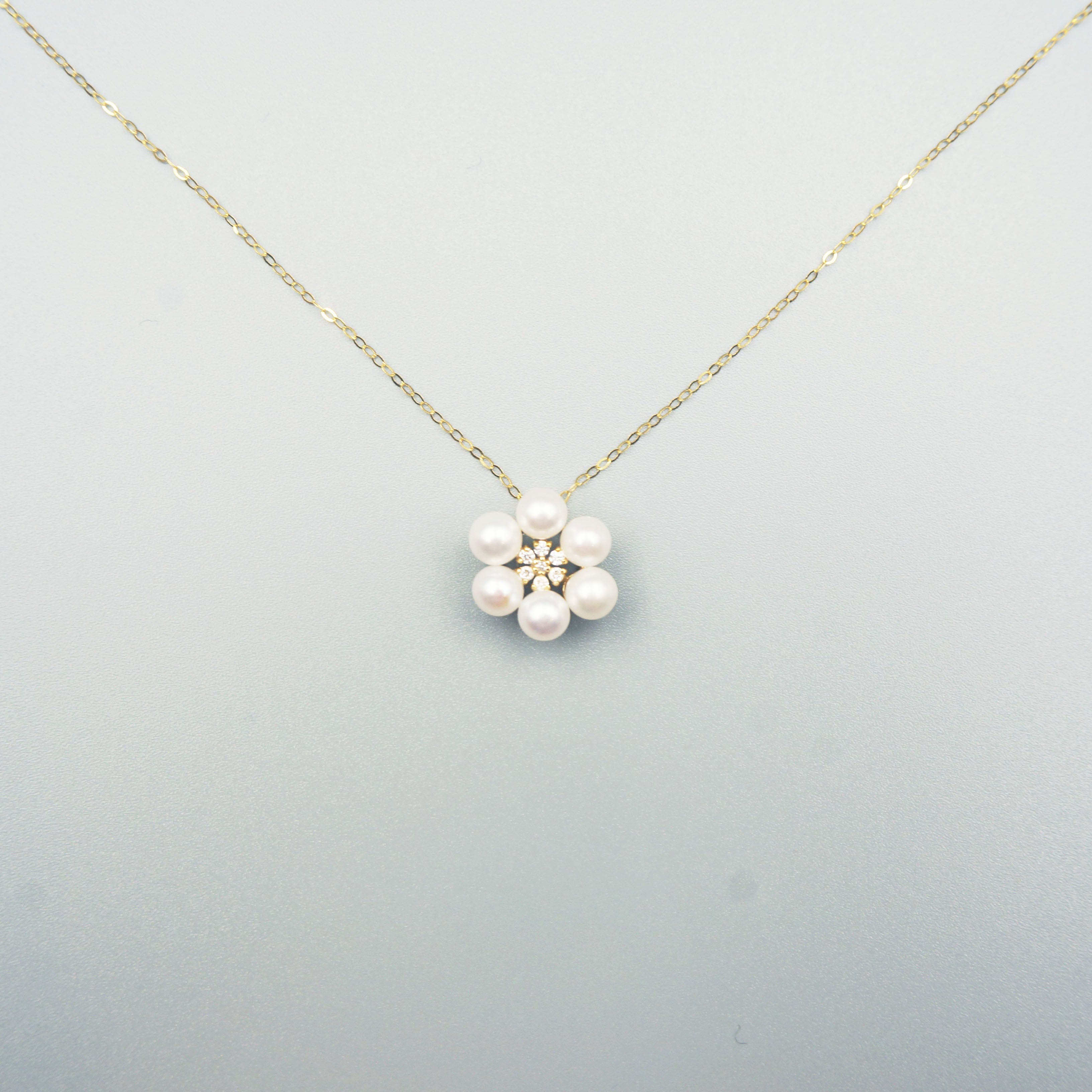 18K Gold Flower-shaped Freshwater Pearl Necklace