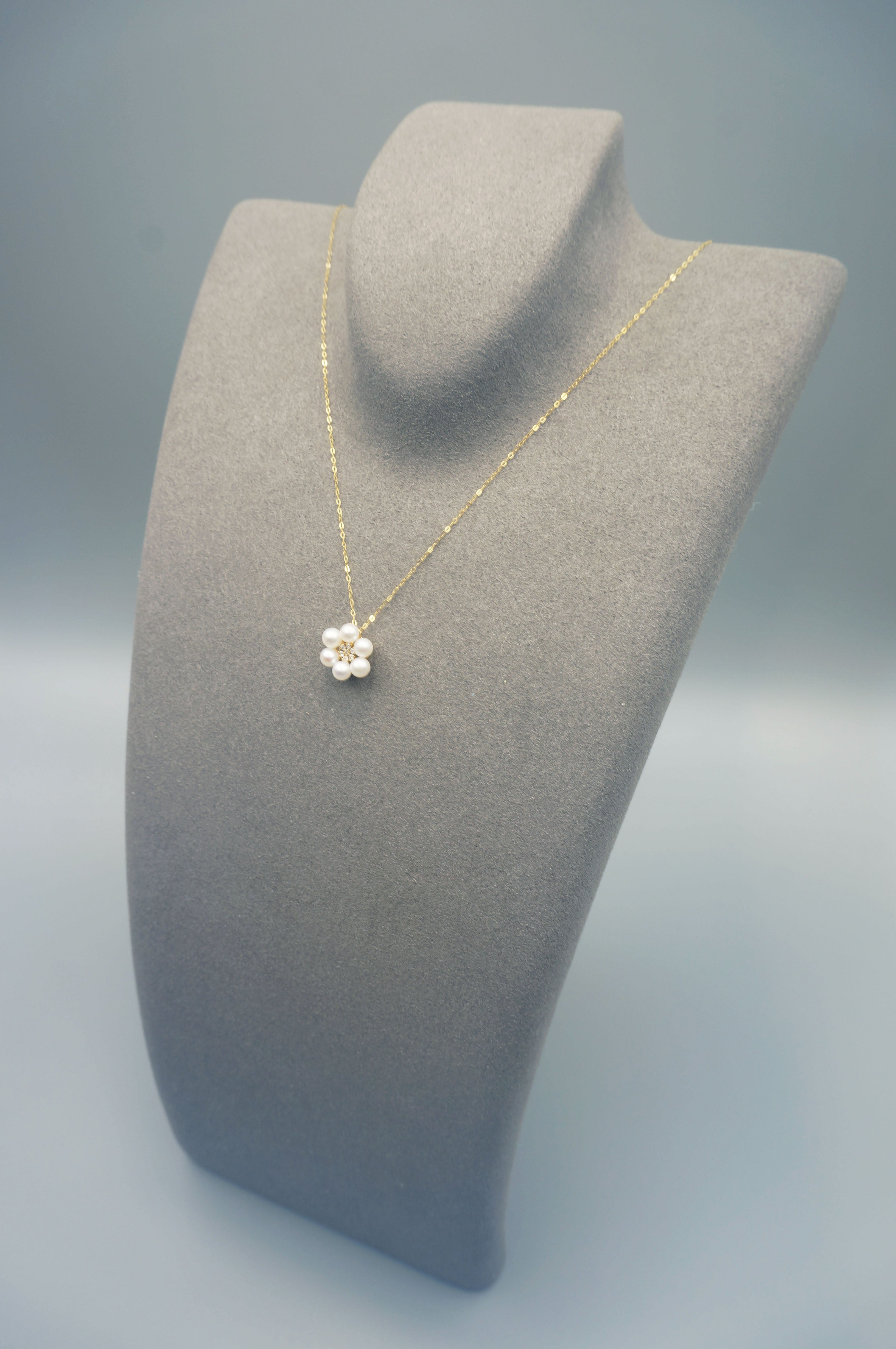 18K Gold Flower-shaped Freshwater Pearl Necklace